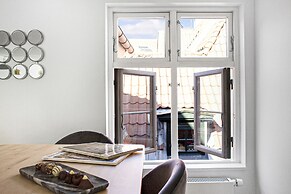 Sanders Regent - Treasured 3-bdr Apt With Terrace