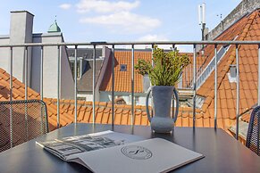 Sanders Regent - Treasured 3-bdr Apt With Terrace