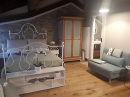 Mimmas Welcoming Stone and Wood Loft, Near the sea and the Mountain