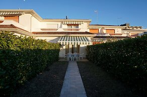 Cozy Villa With Private Garden - Beahost