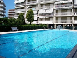 Welcoming Flat With Pool View Balcony