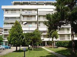 Welcoming Flat With Pool View Balcony