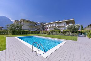 Torbole Relax, Pool & Balcony Apartment 2