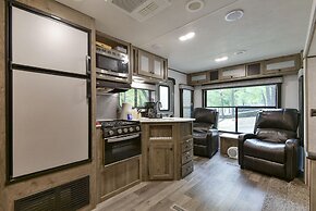 Givens Glamper Heartland W 3 Beds, Outdoor Pool, Views for Days