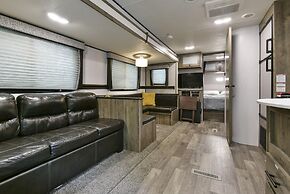 Givens Glamper Heartland W 3 Beds, Outdoor Pool, Views for Days