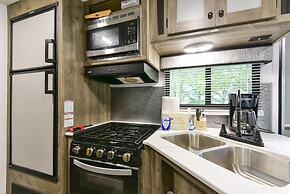 Givens Glamper Heartland W 3 Beds, Outdoor Pool, Views for Days