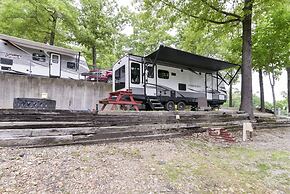 Givens Glamper Heartland W 3 Beds, Outdoor Pool, Views for Days