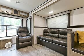 Givens Glamper Heartland W 3 Beds, Outdoor Pool, Views for Days