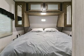 Givens Glamper Heartland W 3 Beds, Outdoor Pool, Views for Days