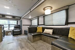 Givens Glamper Heartland W 3 Beds, Outdoor Pool, Views for Days