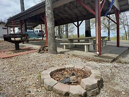 Givens Glamper Heartland W 3 Beds, Outdoor Pool, Views for Days