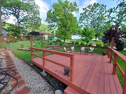 Blue Bird Hill with Deck & Middle of Branson Location