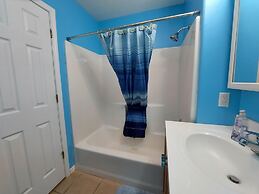 Blue Bird Hill with Deck & Middle of Branson Location