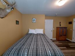 Blue Bird Hill with Deck & Middle of Branson Location