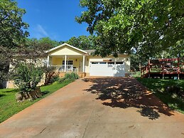 Blue Bird Hill with Deck & Middle of Branson Location