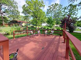 Blue Bird Hill with Deck & Middle of Branson Location