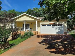 Blue Bird Hill with Deck & Middle of Branson Location