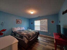 Blue Bird Hill with Deck & Middle of Branson Location