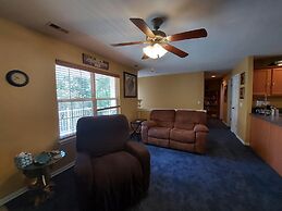 Blue Bird Hill with Deck & Middle of Branson Location