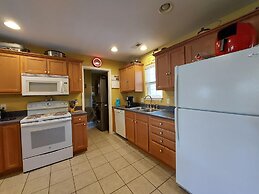 Blue Bird Hill with Deck & Middle of Branson Location