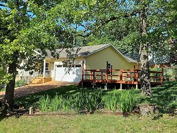 Blue Bird Hill with Deck & Middle of Branson Location