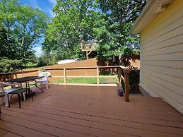 Blue Bird Hill with Deck & Middle of Branson Location