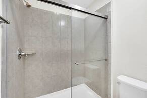 7 Bed Luxury Home With Great Amenities! 7 Bedroom Villa by RedAwning