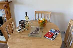 2 Bedroom Sleep 4 House - Private Garden