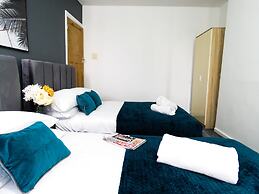 Tudors eSuites Four Bedroom House Garden