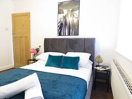 Tudors eSuites Four Bedroom House Garden