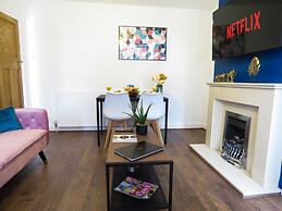 Tudors eSuites Four Bedroom House Garden