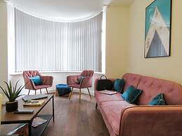 Tudors eSuites Four Bedroom House Garden