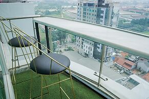 Comfort and Modern Studio at Tree Park Cikokol Apartment