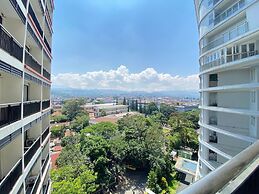 Bright Studio Room at Beverly Dago Apartment