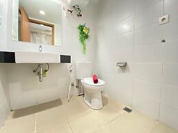 Bright Studio Room at Beverly Dago Apartment