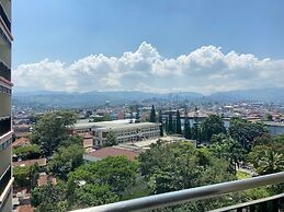 Bright Studio Room at Beverly Dago Apartment