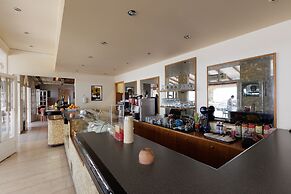 Aphrodite Beachfront Hotel by Konnect, Roda