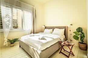 Serene Retreat with Lush Garden by Sea N Rent