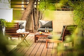 Serene Retreat with Lush Garden by Sea N Rent