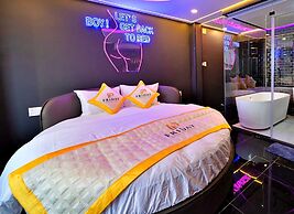 HANZ Friday Premium Hotel