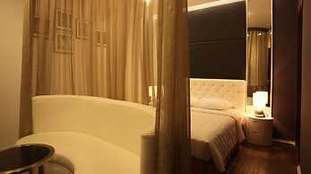 HANZ Friday Royal Hotel