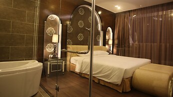 HANZ Friday Royal Hotel