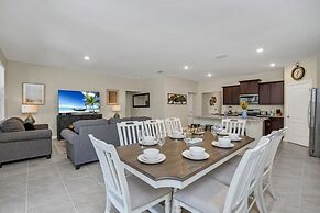 6 Bed 4 Bath Solterra Beautiful Home! 6 Bedroom Villa by RedAwning