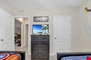 6 Bed 4 Bath Solterra Beautiful Home! 6 Bedroom Villa by RedAwning