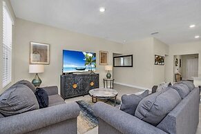 6 Bed 4 Bath Solterra Beautiful Home! 6 Bedroom Villa by RedAwning