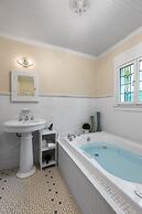 Reizend Haus 2 Bedroom Home by RedAwning