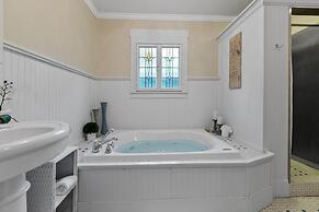 Reizend Haus 2 Bedroom Home by RedAwning