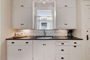 Reizend Haus 2 Bedroom Home by RedAwning