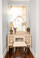 Reizend Haus 2 Bedroom Home by RedAwning