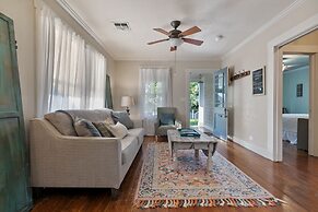 Reizend Haus 2 Bedroom Home by RedAwning